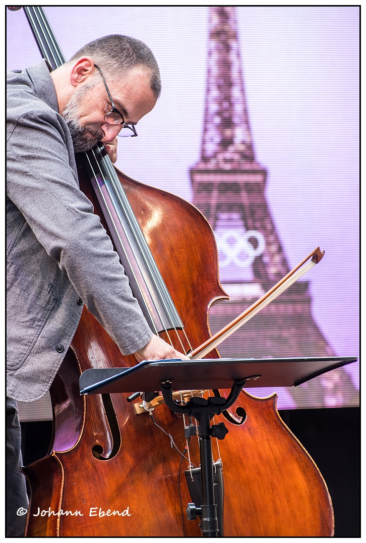 Martin Gruet spielt Kontrabass